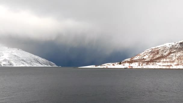 12月にノルウェーの雪雲を持つリングバッサヤ島の冬の海岸で — ストック動画