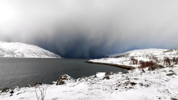 Στις Ακτές Του Χειμώνα Στο Νησί Ringvassoya Σύννεφα Χιονιού Νορβηγία — Αρχείο Βίντεο