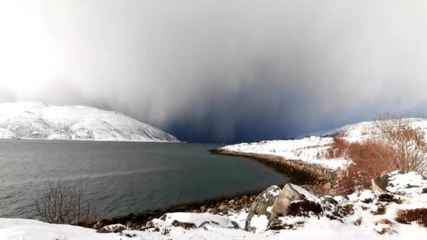 Aan Winterse Kust Het Eiland Ringvassoya Met Sneeuwwolken Noorwegen December — Stockvideo