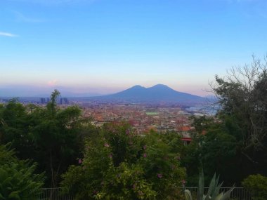 Napoli şehir merkezinin manzarası. Vezüv yanardağı uzakta.