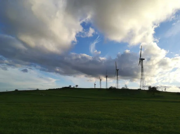 Array Von Windrädern Zur Produktion Sauberen Stroms Der Landschaft Des — Stockfoto