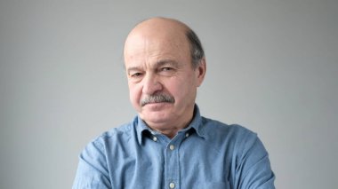 Hüzünlü son sınıf öğrencisinin portresi. Olumsuz yüz erkek duyguları.