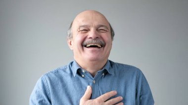 Kameraya bakıp gülümseyen son sınıf öğrencisinin portresi..