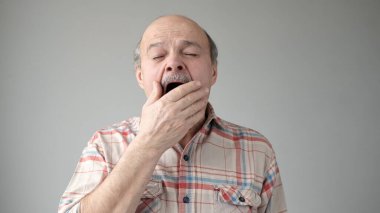 Uykulu, yaşlı, esneyen, yorgun İspanyol adam. Günaydın ve uyan, günlük hayat.