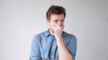 Avrupalı genç adam sıkıntılar ve stresten gözyaşlarını zar zor tutuyor. Stüdyo çekimi