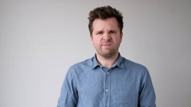 Avrupalı genç adam kararlarını vermekte tereddüt ediyor ve isteksiz. O, nahoş bir iş yapmak zorunda olduğu için üzgün. Stüdyo çekimi