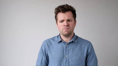 Avrupalı genç adam kararlarını vermekte tereddüt ediyor ve isteksiz. O, nahoş bir iş yapmak zorunda olduğu için üzgün. Stüdyo çekimi