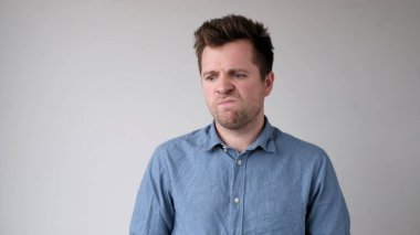 Avrupalı genç adam kararlarını vermekte tereddüt ediyor ve isteksiz. O, nahoş bir iş yapmak zorunda olduğu için üzgün. Stüdyo çekimi