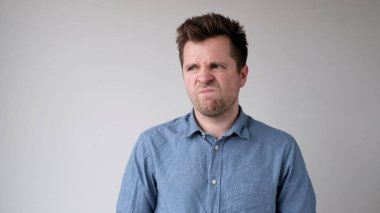 Avrupalı genç adam kararlarını vermekte tereddüt ediyor ve isteksiz. O, nahoş bir iş yapmak zorunda olduğu için üzgün. Stüdyo çekimi