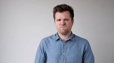 Avrupalı genç adam kararlarını vermekte tereddüt ediyor ve isteksiz. O, nahoş bir iş yapmak zorunda olduğu için üzgün. Stüdyo çekimi