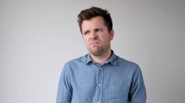 Avrupalı genç adam kararlarını vermekte tereddüt ediyor ve isteksiz. O, nahoş bir iş yapmak zorunda olduğu için üzgün. Stüdyo çekimi