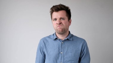 Avrupalı genç adam kararlarını vermekte tereddüt ediyor ve isteksiz. O, nahoş bir iş yapmak zorunda olduğu için üzgün. Stüdyo çekimi