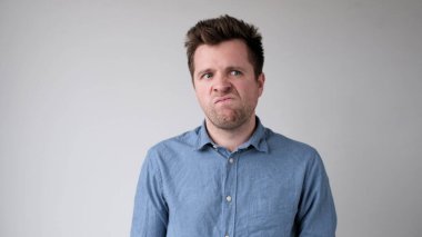 Avrupalı genç adam kararlarını vermekte tereddüt ediyor ve isteksiz. O, nahoş bir iş yapmak zorunda olduğu için üzgün. Stüdyo çekimi