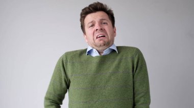 Genç Avrupalı adam bir hayat kaybından dolayı ağlıyor. Kız arkadaşı onu terk etti ve o da işini kaybetti. Akli dengesi bozuk. Stüdyo çekimi