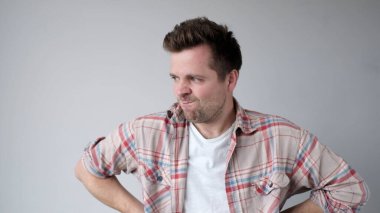 Avrupalı genç adam hayal kırıklığına uğramış gibi görünüyor. O, sonuçlardan memnun değil. Stüdyo çekimi