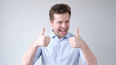 Avrupalı genç adam seçimini onaylamak için onay verdi. Stüdyo çekimi