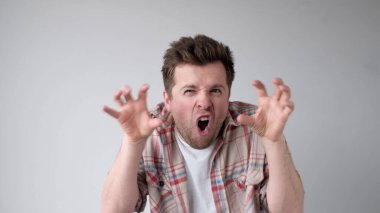 Avrupalı genç adam müdahaleciyi korkutuyor, böö diyor ve parmaklarını büküyor. Stüdyo çekimi