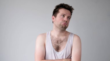 Yorgun Avrupalı genç adam kederli, güçsüz ve enerjisiz görünüyor. Stüdyo çekimi
