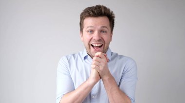 Avrupalı genç adam çok şaşırdı ve şaşkınlıkla ağzını açtı. Stüdyo çekimi