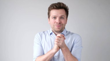 Avrupalı genç adam çok şaşırdı ve şaşkınlıkla ağzını açtı. Stüdyo çekimi