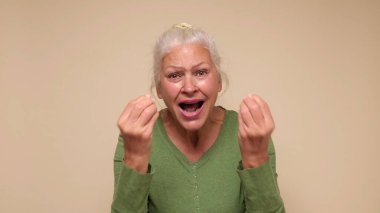 Yaşlı bir Avrupalı kadın öfkeyle bunu neden yaptığını soruyor. Stüdyo çekimi