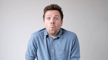 Avrupalı genç adam çok şaşırdı ve şaşkınlıkla ağzını açtı. Stüdyo çekimi