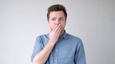 Genç adam bir sır saklamaya çalışıyor. O, konuşmak istemiyormuş. Stüdyo çekimi