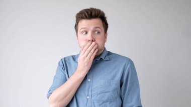 Genç adam bir sır saklamaya çalışıyor. O, konuşmak istemiyormuş. Stüdyo çekimi