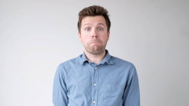 Genç adam bir sır saklamaya çalışıyor. O, konuşmak istemiyormuş. Stüdyo çekimi