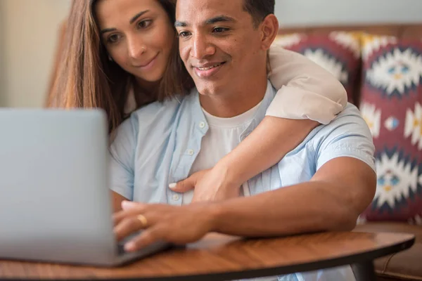 男孩和女孩一起在家里一起使用笔记本电脑 坐着欣赏网络 年轻夫妇在电脑上工作 面带微笑 人与技术 男子和妇女在网上使用笔记本电脑 — 图库照片