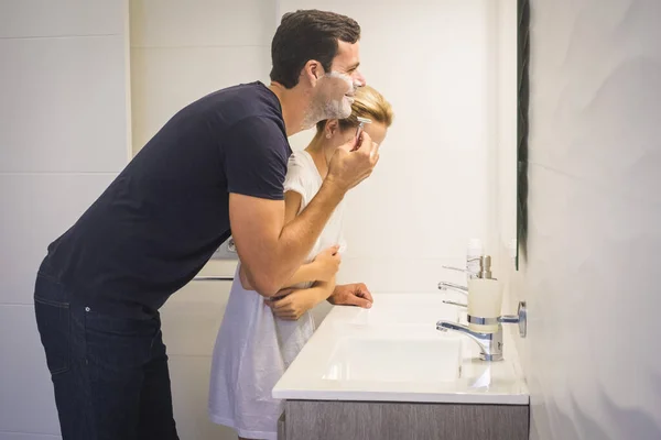 Casal Jovem Desfrutar Atividade Lazer Casa Juntos Banheiro Homem Barbear — Fotografia de Stock
