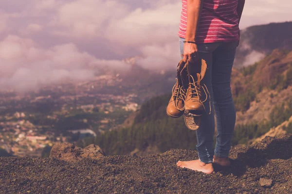 手の風景のパノラマを賞賛上の壊れた靴で裸足の女性のコンセプトバックビュー 旅行や貧困 自由と自然の背景屋外の谷の景色 コピースペースさまよう欲望 — ストック写真