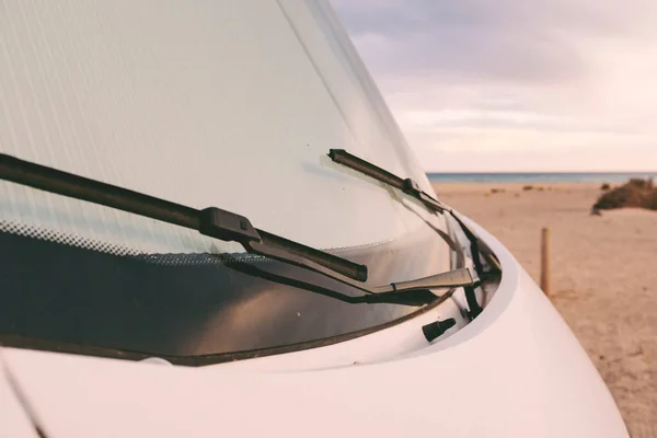 านหน าของรถบ รถแคมป นทนาการรถต จอดท ชายหาดในการผจญภ ยฟร แนวค ดการเด นทางว — ภาพถ่ายสต็อก