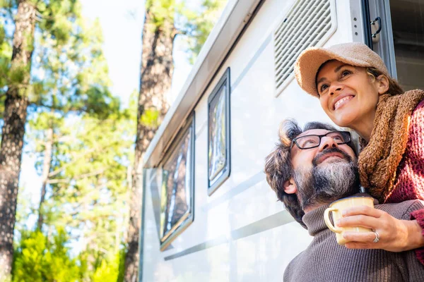 Glückliches Paar Genießt Gemeinsam Lächelnd Vor Seinem Wohnmobil Das Waldvergnügen — Stockfoto