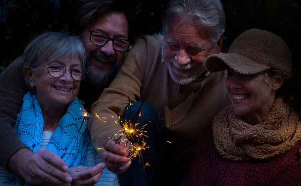 Skupina Rodinných Lidí Užívají Oslavují Spolu Jiskřícím Světlem Venkovním Prostředí — Stock fotografie