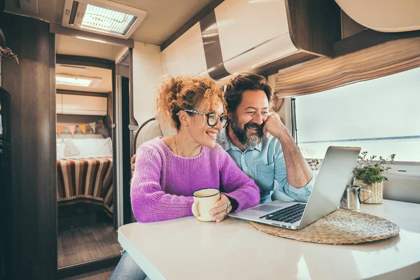 Mann Und Frau Mit Laptop Wohnmobil Während Des Lebensstils Reisebus — Stockfoto