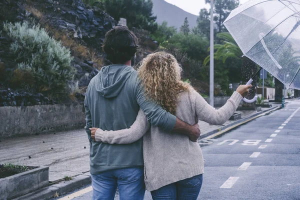 Powrót Widok Szczęśliwej Pary Miłości Korzystających Deszcz Dzień Parasolem Miejska — Zdjęcie stockowe
