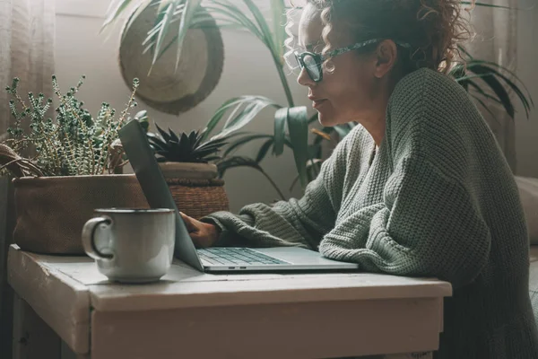 Онлайн Активность Дома Женщиной Ноутбуком Сидящей Полу Маленьком Столике Зелеными — стоковое фото