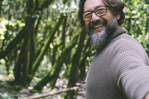 Pohled Muže Usmívá Baví Zelenými Přírodními Stromy Lesy Pozadí Lidé — Stock fotografie