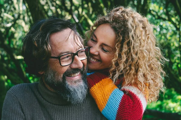 Gelukkig Vrolijk Paar Man Vrouw Knuffelen Glimlachen Samen Met Vriendschap — Stockfoto