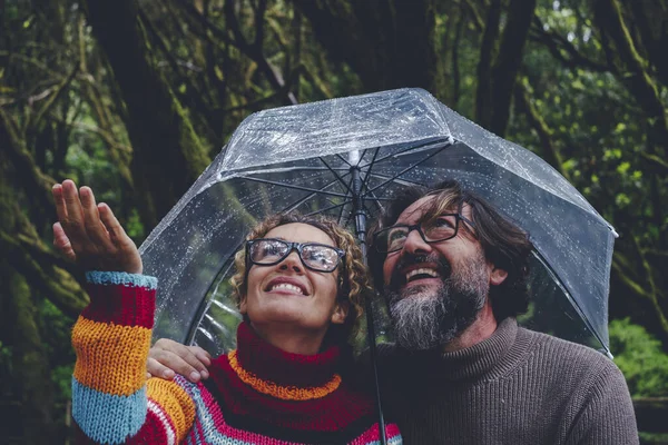 Unter Einem Durchsichtigen Regenschirm Haben Die Paare Spaß Und Genießen — Stockfoto