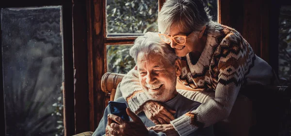 Feliz Pareja Ancianos Utilizan Teléfono Móvil Casa Juntos Para Videollamadas — Foto de Stock