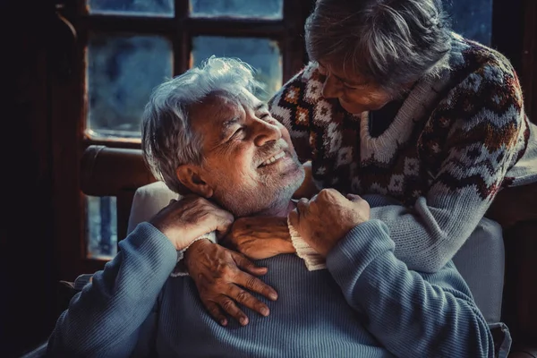 Πορτραίτο Ενός Ζευγαριού Ηλικιωμένων Ερωτευμένων Στο Σπίτι Τους Βράδυ Σκοτεινό — Φωτογραφία Αρχείου