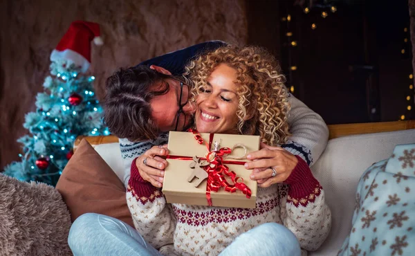 Hombre Haciendo Regalo Sorpresa Una Mujer Celebración Noche Navidad Pareja —  Fotos de Stock