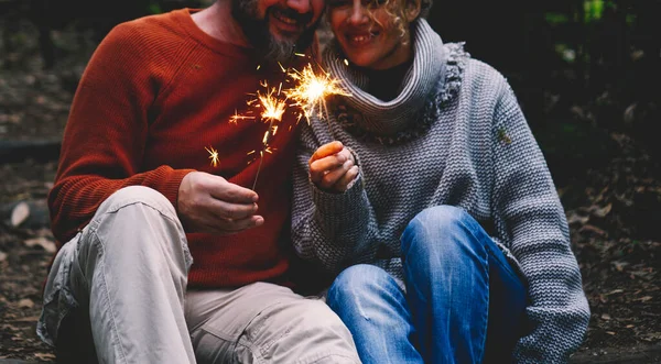 Homem Mulher Relacionamento Celebram Juntos Aniversário Com Luzes Brilhantes Atividade — Fotografia de Stock