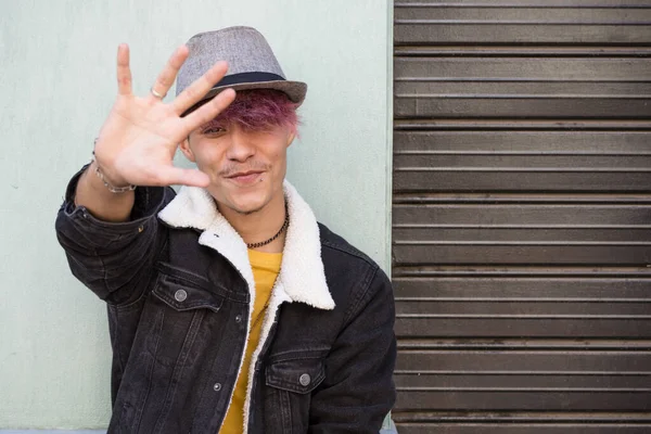 Gülümseyen Kendini Korumak Için Elini Koyan Bir Gencin Portresi Dışarıdaki — Stok fotoğraf