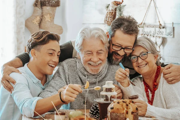 Die Familie Feiert Gemeinsam Das Weihnachtsessen Tisch Isst Und Hat — Stockfoto
