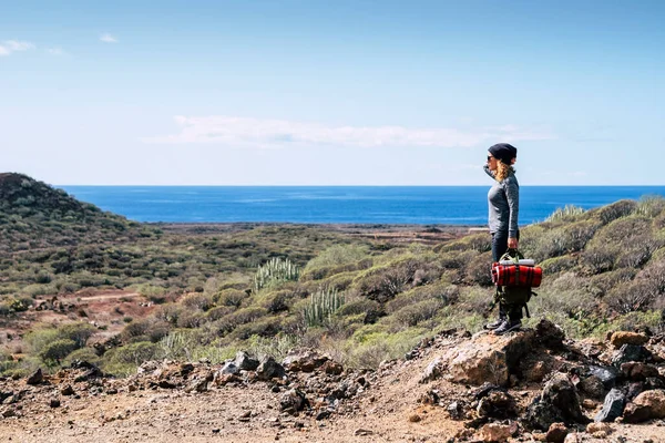 徒步旅行后 妇女在户外休闲活动中欣赏全景 海洋与海景 蓝天在地平线上 旅行和冒险生活方式 — 图库照片