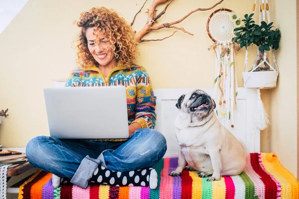 Щаслива Жінка Використовує Ноутбук Відкритому Повітрі Вдома Сидячи Поруч Своїм — стокове фото