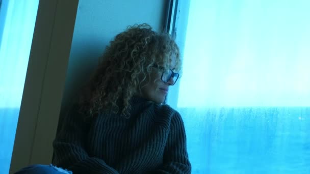 Triste Rêveuse Femmes Intérieur Maison Regardant Par Fenêtre Verre Extérieur — Video